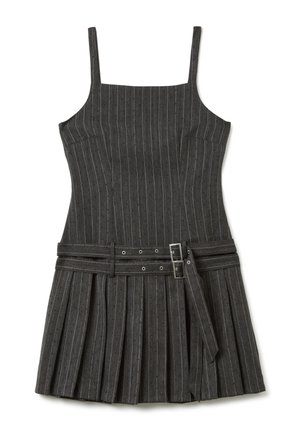Vestido gris con rayas, con escote recto, tirantes finos, cuerpo ajustado y falda plisada. Presenta una cintura con cinturón a juego con hebilla.