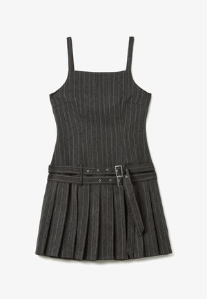 Graues Nadelstreifenkleid mit geradem Ausschnitt, dünnen Trägern, taillierter Oberseite und plissiertem Rock. Es hat eine passende, mit einem Gürtel und einer Schnalle ausgestattete Taille.