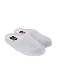 Un par de pantuflas suaves de color gris claro, tipo deslizar, con punta cerrada y plantillas acolchadas sobre un fondo blanco.