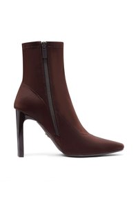 Bottine en tissu marron avec un bout pointu et un haut talon aiguille. Présente une silhouette angulaire et une fermeture à glissière sur le côté.