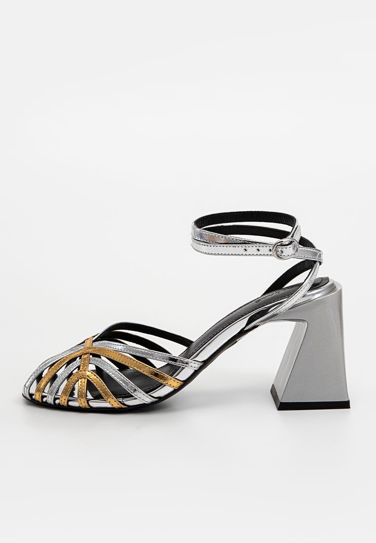 ALOHAS Sandalen met hoge hak zilverkleurig ALOHAS Sandalen met hoge hak zilverkleurig