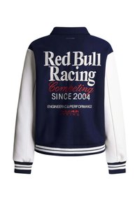 Marineblå og hvid varsityjakke med Red Bull Racing-logo og teksten "Konkurrerer siden 2004, ingeniørkunst og præstation" på ryggen.