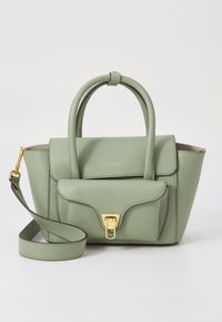 Mala de mão em pele verde com design estruturado, duas alças curtas, uma alça de ombro destacável e um detalhe de fecho dourado na frente.