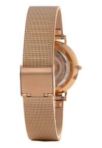 Orologio con cinturino in rete dorato, cassa rotonda, design minimalista, chiusura incisa e retro trasparente che mette in mostra il movimento.