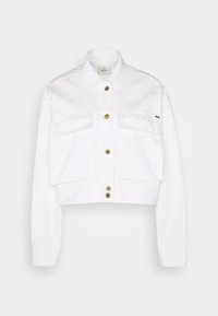 Giacca corta di jeans bianca con colletto, maniche lunghe, due tasche frontali e bottoni color oro. Texture liscia e design strutturato.