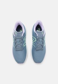 Niebieskie buty sportowe z siateczkową cholewką, lawendowymi akcentami i zielonym logo. Posiadają sznurowadła, wyściółkę oraz okrągły nos.