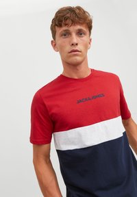 Jack & Jones JJEREID BLOCKING TEE - T-Shirt print - tango red