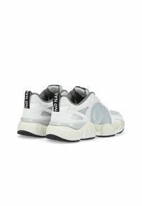 Sneaker chunky in bianco e grigio chiaro con materiali in rete e pelle. Presentano ritagli unici, suola spessa e un'etichetta con la dicitura "NO NAME".