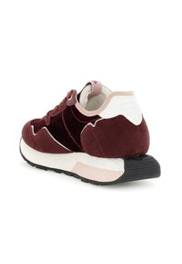 Tummanpunainen ja vaaleanpunainen mokkanahkainen lenkkari valkoisella kantapääkorostuksella, mustalla teksturoidulla pohjalla ja takana vedettävällä lenkillä, näkyy takakulmasta.