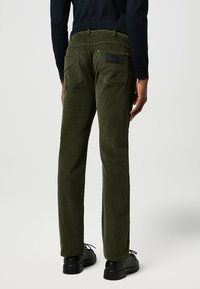 Wrangler GREENSBORO - Vaqueros rectos - forest night