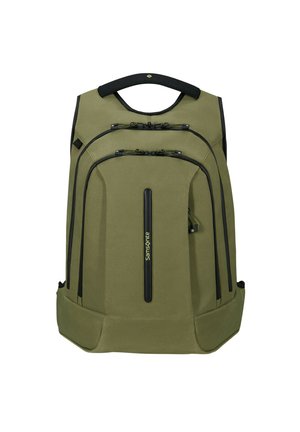 Olivgrüner Rucksack aus robustem Material mit drei Reißverschlussfächern, schwarzen Akzenten und gepolstertem oberen Griff für zusätzlichen Komfort.