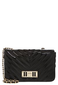 Svart lackläder clutch-väska med chevron-quilting, kedjeslang av guldton och rektangulär guldkvarts med ALDO-logotyp.