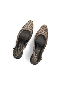 Talons slingback à imprimé léopard avec un bout pointu, tissu texturé, doublure noire et détail de boucle en tonalité dorée. Design à semelle plate.