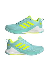 Paire de chaussures de sport Adidas turquoise et jaune néon avec tige en maille, fermeture à lacets et semelles en caoutchouc, vues de profil.