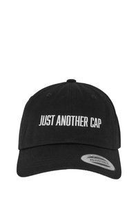 Svart bomullsbassengcaps med buet skygge, med "JUST ANOTHER CAP" i hvit brodert tekst over fronten.