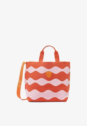 Oranje en roze draagtas met golvende streeppatroon, dubbele handvatten, een afneembare schouderriem en een klein logo aan de voorkant.