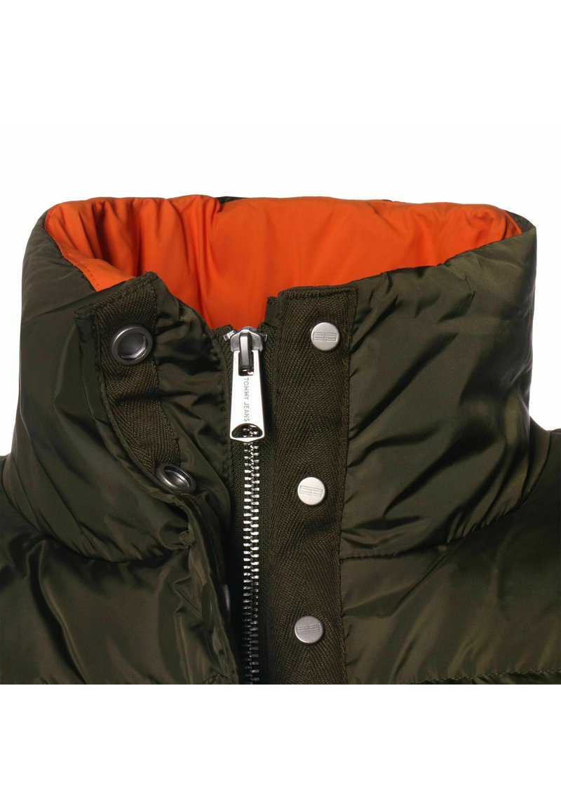 Tommy Jeans COLOR POP PUFFER - Bunda z prachového peří - northwood olive