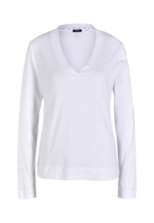 Chemise blanche à manches longues avec un col en V, coupe ajustée et design minimaliste, présentée sur un fond uni.