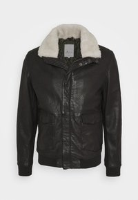 Mørk læderjakke med en cremefarvet faux shearling krave, lynlås foran, trykknapdetaljer og to frontlommer. Tekstureret finish.