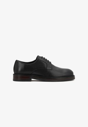 Zwarte leren heren Oxford schoen met gesloten vetersluiting en lage gestapelde hak, gezien van de zijkant op een witte achtergrond.