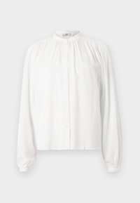 Hvit langermet bluse med en rund, rynket krage og knapplist foran. Laget av glatt stoff med lett puffermer.