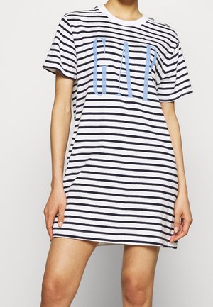 Robe t-shirt rayée en blanc et bleu marine, avec un grand logo "GAP" bleu clair, des manches courtes et un col rond. Tissu doux.