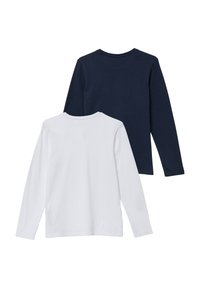 Dwie koszulki z długim rękawem: jedna biała, druga granatowa. Obie mają okrągłe dekolty i wykonane są z miękkiej bawełny o gładkiej fakturze.