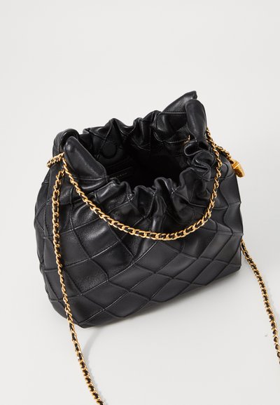 Sort læder bucket taske med quiltet mønster, flæset åbning og guld kædestropp. Har et samlede design for sikker lukning.