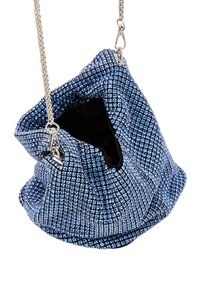 Borsa a mano in strass blu con una forma morbida e sgualcita. Presenta un interno nero e una tracolla in catena argentata con chiusura a scatto.