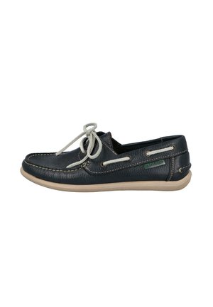 Zapato náutico informal de cuero negro con cordones blancos y suela beige, mostrado de lado sobre un fondo blanco.