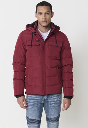 Chaqueta de plumas roja con capucha desmontable, cierre de cremallera, dos bolsillos frontales, puños elásticos y forro interior texturizado.