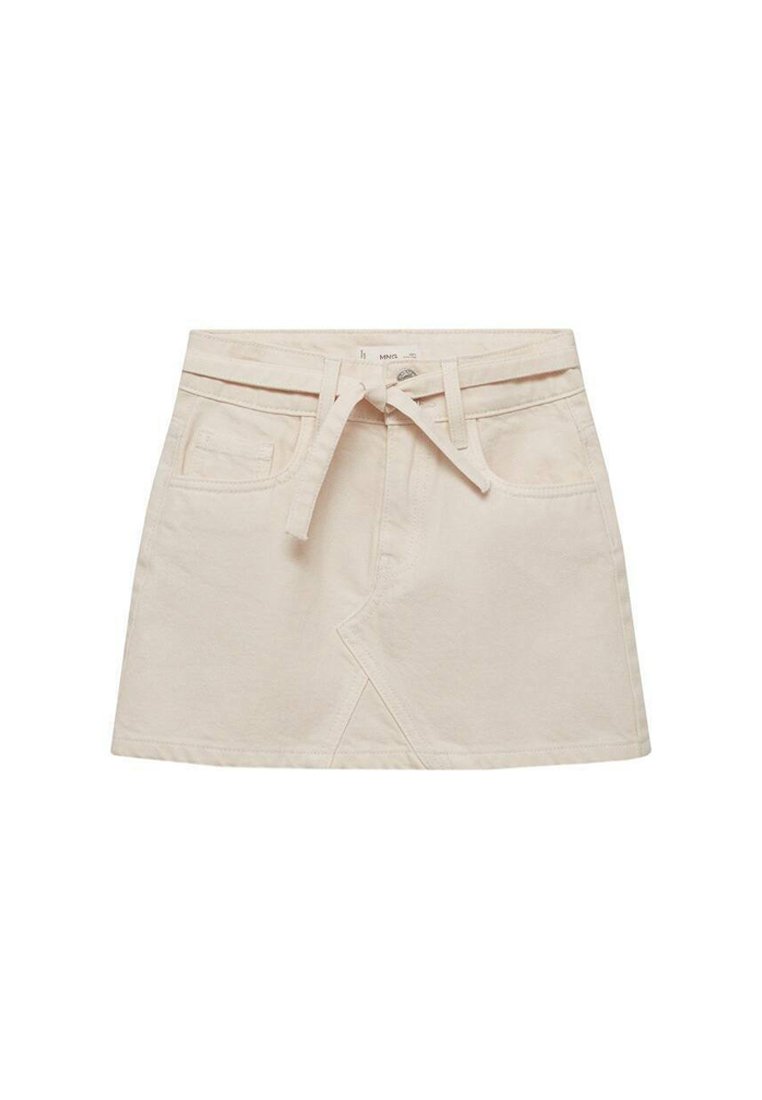 Jupe en denim beige clair avec une ceinture à nouer, des poches avant et une silhouette évasée avec un détail enroulé subtil au niveau de l'ourlet.