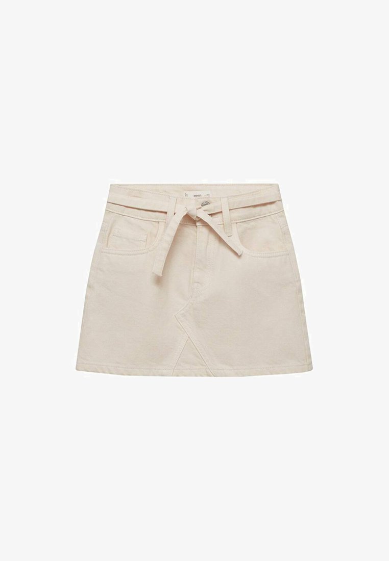 Jupe en denim beige clair avec une ceinture à nouer, des poches avant et une silhouette évasée avec un détail enroulé subtil au niveau de l'ourlet.