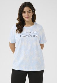 Hele sinine tie-dye T-särk lühikeste varrukatega. Ees on musta värviga tekst "Mul on vaja meretootest". Pehme puuvillane kangas.