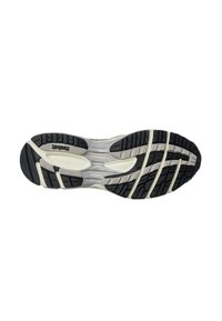 Suola di scarpa sportiva in gomma nera con motivo scolpito. Presenta accenti bianchi lungo il centro e scanalature per una migliore aderenza.