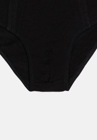 Slip in cotone nero con una texture liscia, dotato di vita elasticizzata e cuciture rinforzate per una maggiore durata. Design di biancheria intima classica.