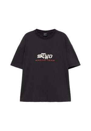 Schwarzes T-Shirt mit kurzen Ärmeln, vorne mittig bedruckt mit "STWD" in Weiß und "RACING TEAM" in Rot.