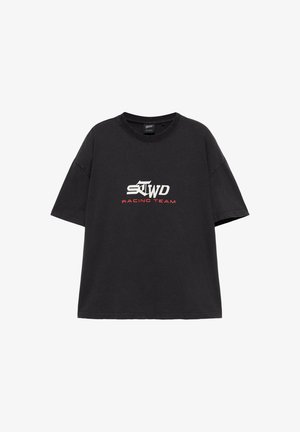 Schwarzes T-Shirt mit kurzen Ärmeln, vorne mittig bedruckt mit "STWD" in Weiß und "RACING TEAM" in Rot.