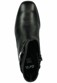 Černé kožené kotníkové boty s elegantním designem, špičatou špičkou, bočním zipem a kovovým akcentem na kotníku pro lepší detail.