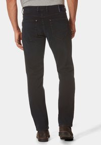 Dunkelblaue Jeans mit geradem Schnitt, ausgestattet mit Gesäßtaschen und gesteppten Details. Der Stoff wirkt glatt und strukturiert.