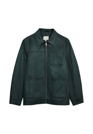 Donkergroene suède jacket met een puntige kraag, een ritssluiting aan de voorkant en twee grote opgestikte zakken. Glad oppervlak en minimalistisch ontwerp.