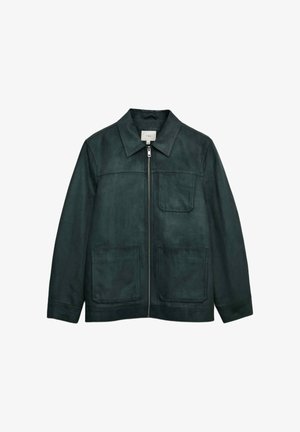 Dunkelgrüne Wildlederjacke mit spitzem Kragen, Frontreißverschluss und zwei großen aufgesetzten Taschen. Glatte Textur und minimalistisches Design.