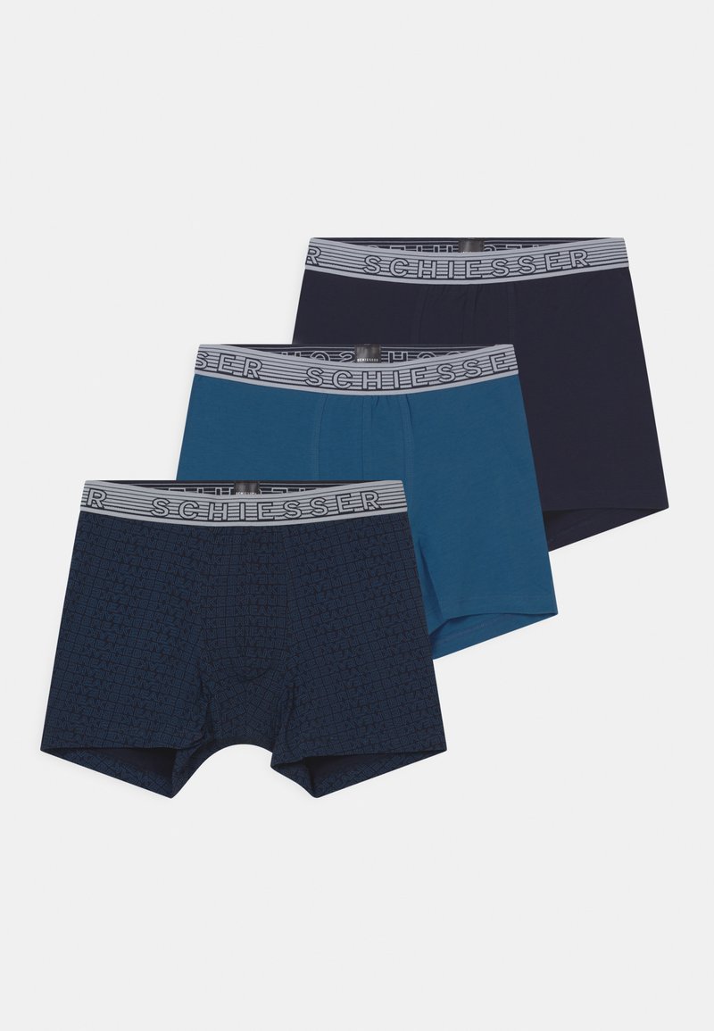 Drei Paare Herrenboxershorts: eine in einfarbigem Teal, eine in einfarbigem Dunkelblau und eine dunkelblaue mit wiederholtem Textmuster. Grauer elastischer Bund.