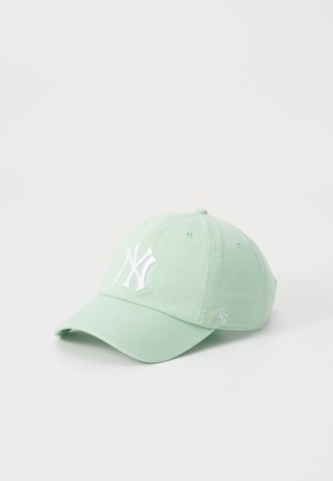 Mintgrøn baseballkasket med hvidt broderet NY-logo, bøjet skygge, knap på toppen og ventilationshuller. Materialet ser let og glat ud.