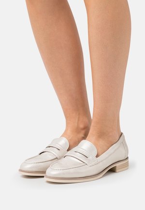 Sølv læder loafers med en struktureret finish, der har en rem over fronten, lav blokhæl og glat beige sål.