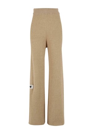Beżowe, dzianinowe spodnie o szerokich nogawkach z teksturowanym wzorem, wysokim stanem oraz małą metką z logo po boku.