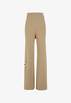 Beige gebreide wijdlopende broek met een gestructureerd patroon, hoge tailleband en een klein logo-label aan de zijkant.