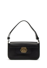 Borsa a tracolla in pelle nera con forma strutturata, caratterizzata da una chiusura geometrica dorata sul davanti. Include una tracolla regolabile.