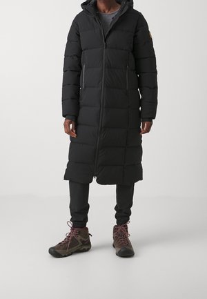 Lång svart pufferjacka med huva, med dragkedja fram, elastiska manschetter och två sidofickor. Slät yta, vadderad design, lättviktig.