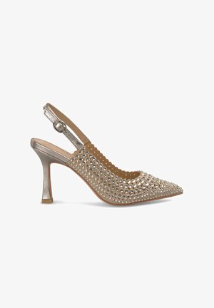 Metallisch zilveren slingback hoge hak schoenen met een spitse teen, versierd met rhinestones, golvende rand en een slanke hakontwerp.